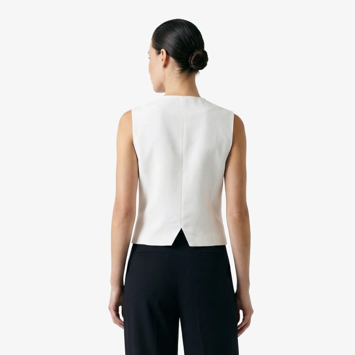 топ top от бренда lacoste вид слева