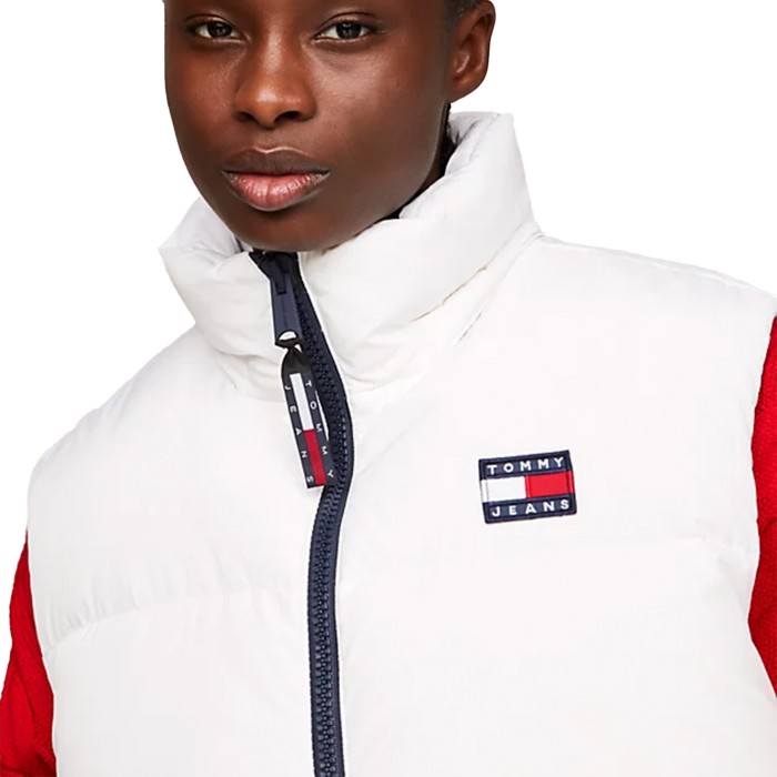 жилетка hooded alaska puffer vest от бренда tommy jeans вид слева