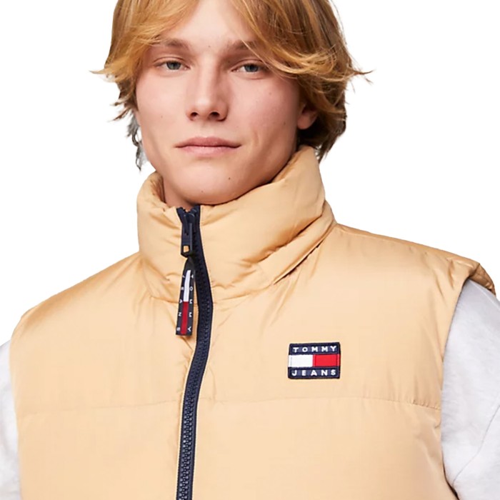 жилетка hooded down alaska puffer vest от бренда tommy jeans вид слева