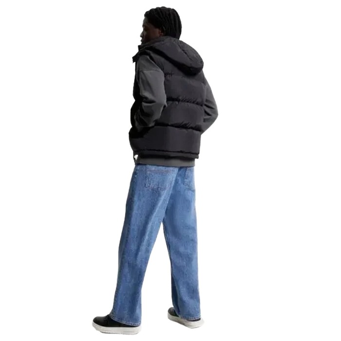 жилетка hooded down alaska puffer vest от бренда tommy jeans вид слева