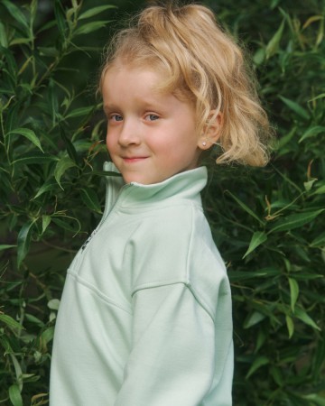 детский свитшот unisex с воротом на молнии фотография