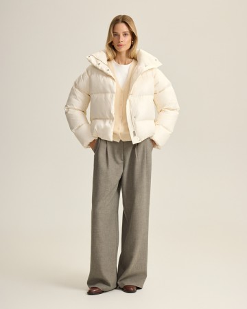 короткий пуховик с натуральным наполнителем фотография