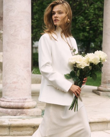 однобортный приталенный жакет без лацканов с акцентными пуговицами - женские жакеты для взрослых 