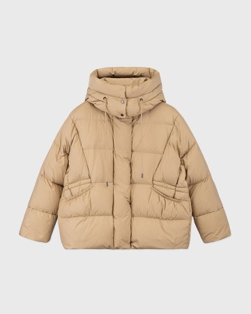 пуховик с капюшоном и карманами на резинке фотография