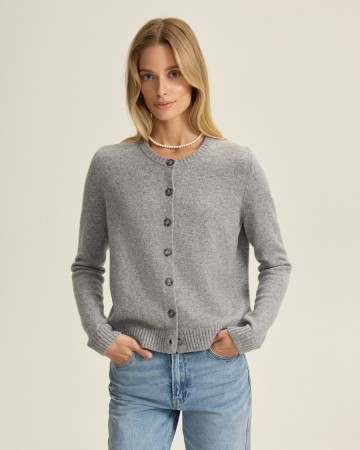 шерстяной кардиган на пуговицах - женская одежда серая 