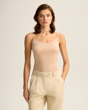 топ на тонких бретелях из лиоцелла - женская одежда бежевая 