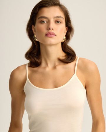 топ на тонких бретелях из лиоцелла - женская одежда молочная 