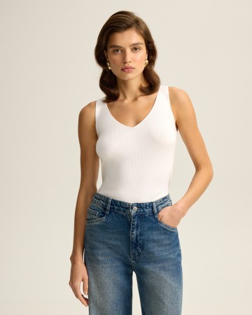 трикотажный топ с v-вырезом из хлопка и вискозы - женская одежда молочная 