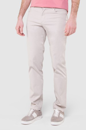 брюки чинос светло-бежевые из хлопка фотография