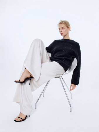 атласные широкие брюки фотография