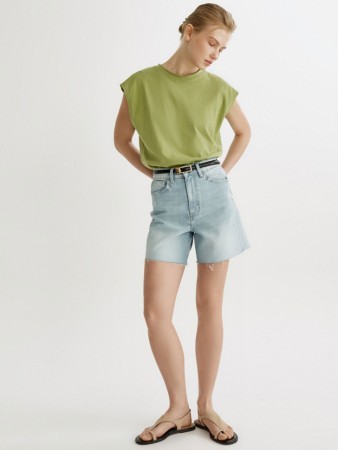 базовые джинсовые шорты с необработанным краем фотография