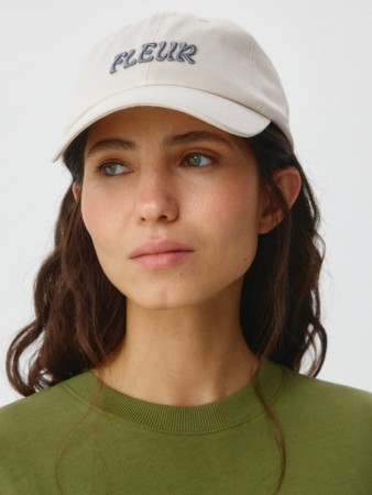 бейсболка с вышивкой - женские головные уборы по распродаже