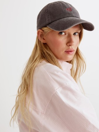 бейсболка с вышивкой - женские головные уборы