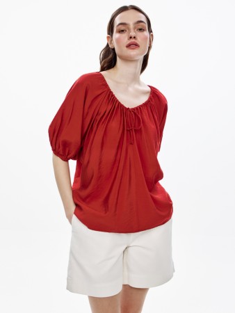 блуза оверсайз из жатой ткани фотография