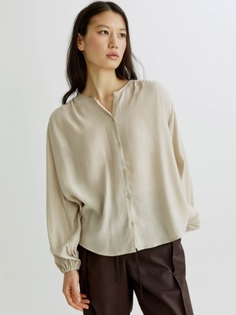 блуза оверсайз с жатым эффектом фотография