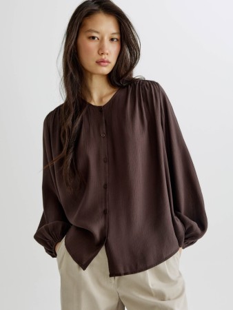 блуза оверсайз с жатым эффектом фотография