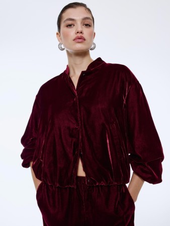 бомбер оверсайз из велюра фотография