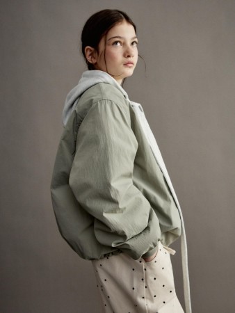 бомбер оверсайз с трикотажным капюшоном для девочек фотография