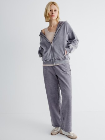 брюки из футера с кислотной стиркой фотография