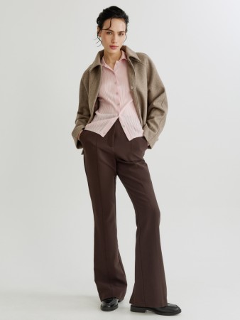 брюки клеш со стрелками из эластичной ткани фотография