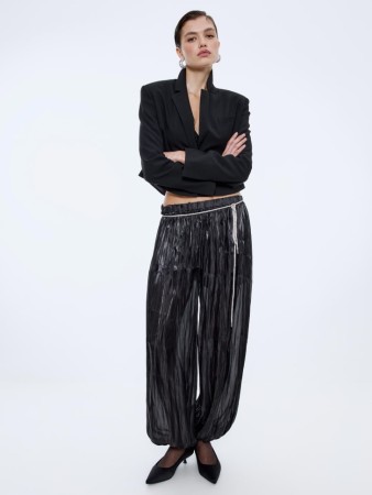 брюки-шаровары из жатой ткани с блеском фотография