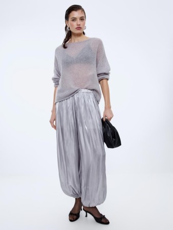 брюки-шаровары из жатой ткани с блеском фотография