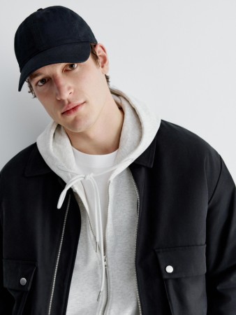 черная бейсболка из твила фотография