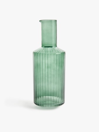 декантер для вина из стекла с рельефным узором фотография