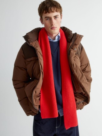 длинный вязаный шарф фотография