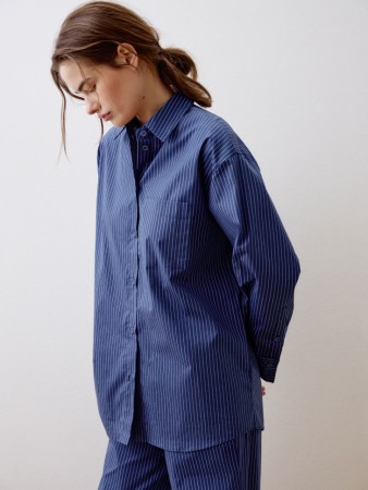 домашняя оверсайз рубашка в полоску фотография