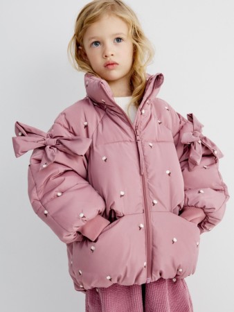 дутая куртка с вышивкой и бантиками для девочек фотография