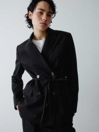 двубортный жакет в полоску с тонким поясом - женские пиджаки и костюмы двубортные 