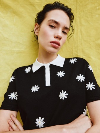 джемпер с цветочной аппликацией фотография