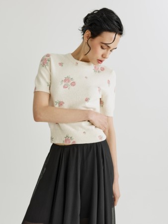 джемпер с коротким рукавом и с цветочным принтом фотография