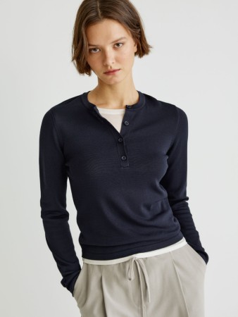 джемпер с планкой на пуговицах фотография