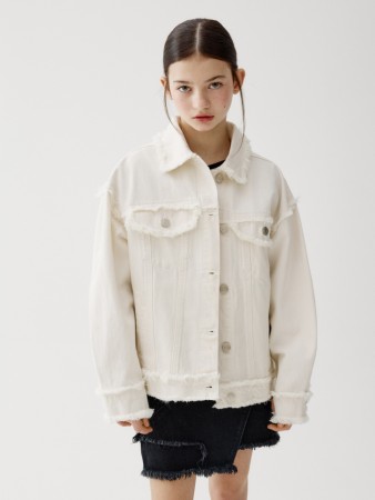 джинсовая куртка оверсайз с бахромой для девочек фотография