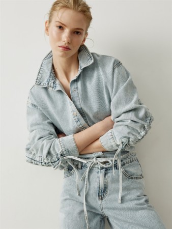 джинсовая рубашка оверсайз с утяжками на рукавах фотография