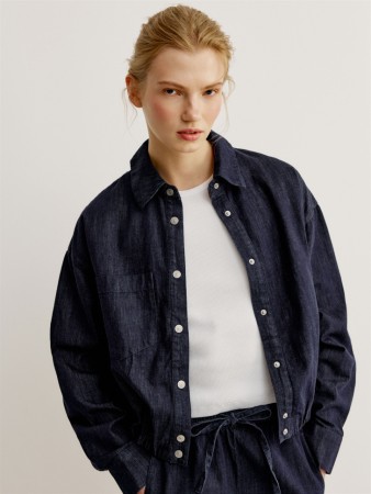 джинсовая рубашка оверсайз с затяжкой по низу фотография