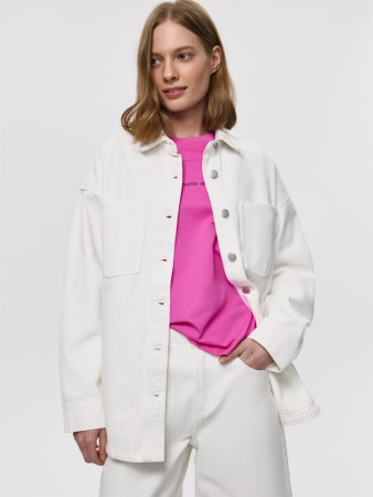 джинсовая рубашка оверсайз фотография