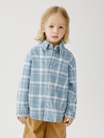 джинсовая рубашка в клетку для мальчиков фотография