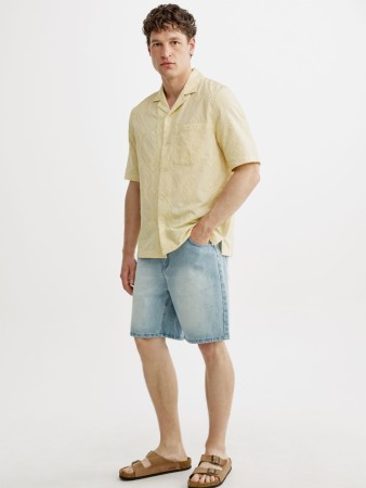 джинсовые шорты бермуды фотография