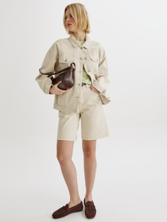 джинсовые шорты бермуды фотография