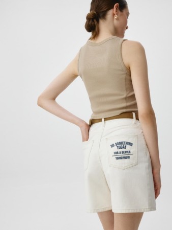 джинсовые шорты mom fit с принтом - женские шорты