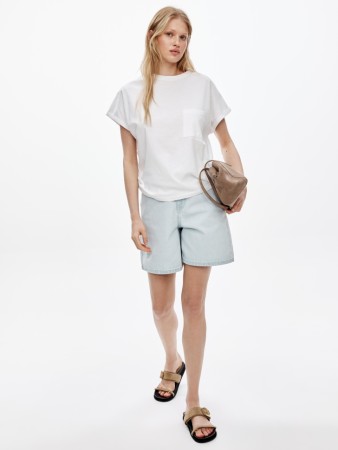 джинсовые шорты мом с высокой посадкой фотография