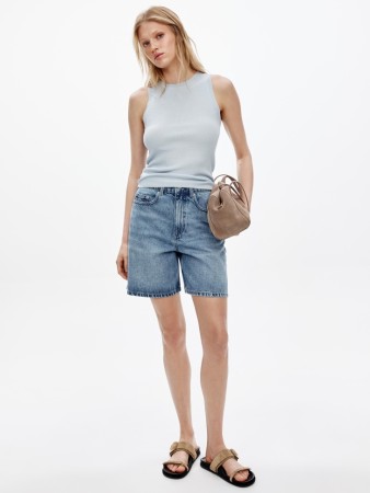 джинсовые шорты мом с высокой посадкой фотография