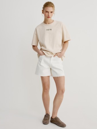 джинсовые шорты с необработанным краем фотография