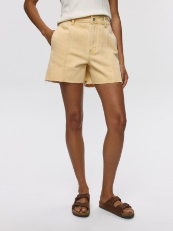 джинсовые шорты с рельефными швами фотография