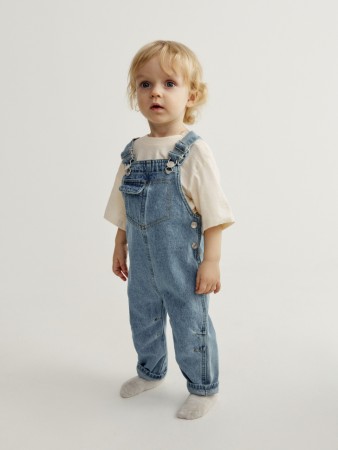 джинсовый комбинезон для малышей фотография