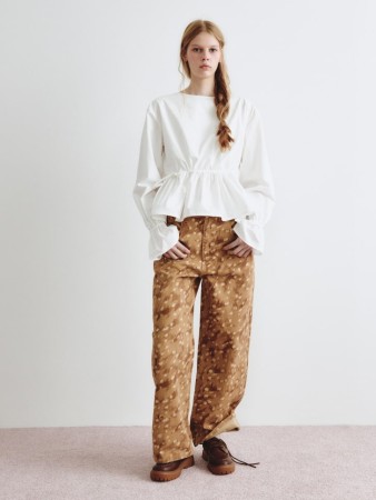 джинсы boyfriend fit с принтом из линейки  young - детская одежда, обувь и аксессуары для всех возрастов российская 