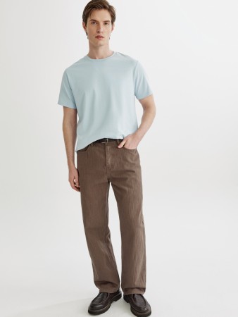 джинсы прямого кроя со средней посадкой фотография